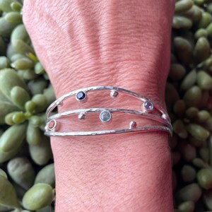 Födelsestensarmband i sterlingsilver med flera stenar, personlig manschett, tillverkad på beställning bild 3