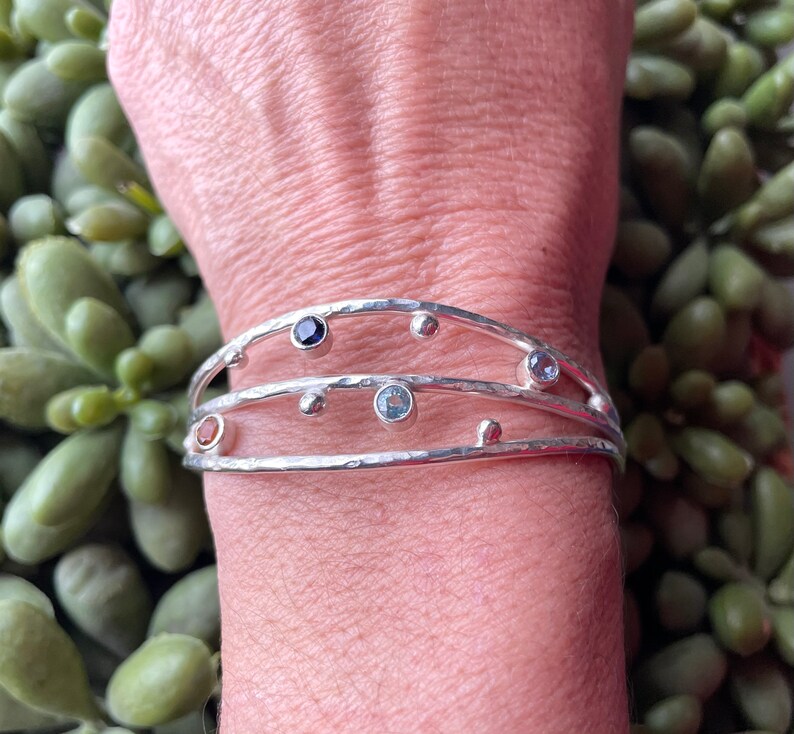 Födelsestensarmband i sterlingsilver med flera stenar, personlig manschett, tillverkad på beställning bild 3