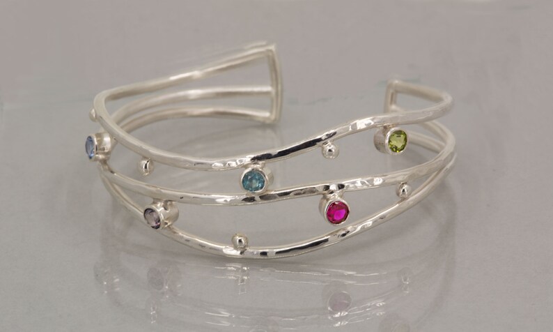 Födelsestensarmband i sterlingsilver med flera stenar, personlig manschett, tillverkad på beställning bild 6
