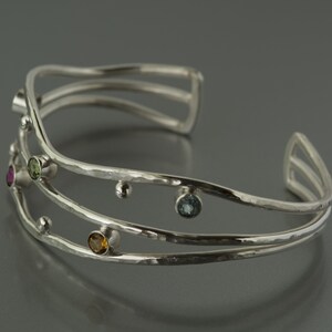 Födelsestensarmband i sterlingsilver med flera stenar, personlig manschett, tillverkad på beställning bild 8