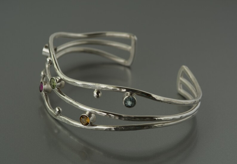 Födelsestensarmband i sterlingsilver med flera stenar, personlig manschett, tillverkad på beställning bild 8