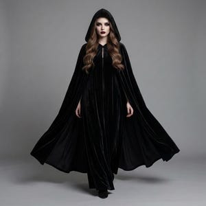 Schwarzer Samtumhang mit Kapuze | Unisex-Hexenkostüm (Größen S-XL) | Gothic-Zauberinnen-Umhang | Gruseliges Geschenk