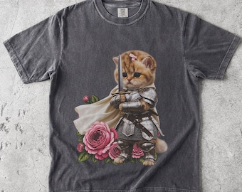 騎士猫とバラのヴィンテージTシャツ、ミーム子猫Tシャツ、コンフォートカラーズ®、面白い中世猫Tシャツ、
