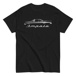Könnte beinhalten: Ein schwarzes Kurzarm-T-Shirt mit einem weißen Grafikdruck der Silhouette eines Oldtimers auf der Brust. Unter dem Auto ist das Wort Impala in einer weißen Schreibschrift gedruckt. Das Design ist mittig auf der Vorderseite platziert.