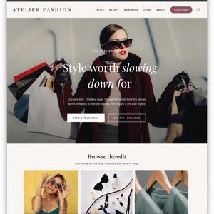 Könnte beinhalten: Ein Website-Screenshot von Atelier Fashion mit einem Hauptbild einer Person in einem dunkelroten Mantel und Sonnenbrille, die Einkaufstüten hält, sowie Navigationsmenüs und drei Kategorien mit den Bezeichnungen Style, Beauty und Wardrobe.