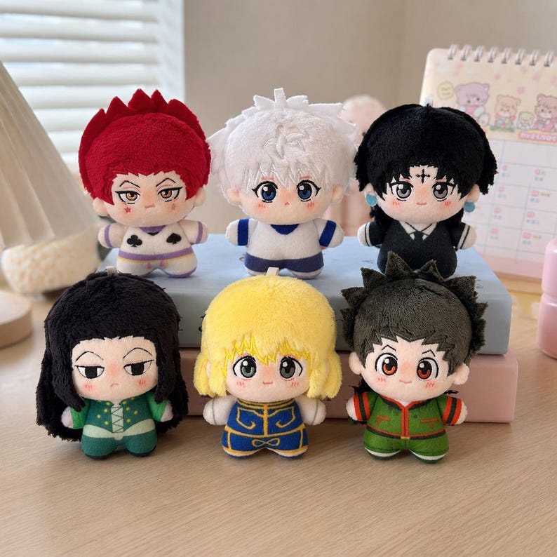 Pu&ograve; includere: Una collezione di sei piccole bambole di peluche raffiguranti personaggi in stile anime con grandi occhi e distinti colori di capelli tra cui rosso, bianco, nero, giallo e verde scuro. Ogni bambola indossa un abito unico ed &egrave; in tessuto morbido.