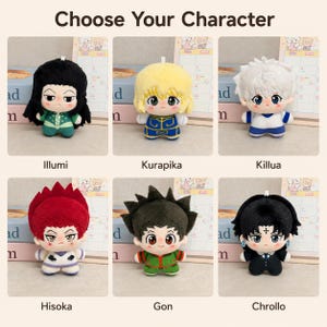 Pu&ograve; includere: Sei bambole di peluche etichettate Choose Your Character, che includono Illumi con capelli neri, Kurapika con capelli biondi, Killua con capelli bianchi, Hisoka con capelli rossi, Gon con capelli neri a punta e Chrollo con una croce sulla fronte.
