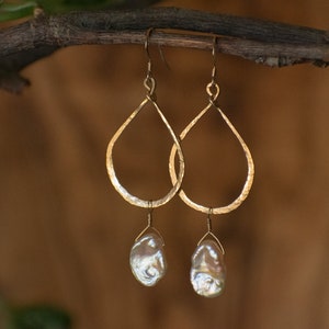 Keshi Pearl, flesh toned, 14 kt gold filled hand pounded earrings, gift for her, wedding jewelry, elegant pearl earrings, bridesmaids gift