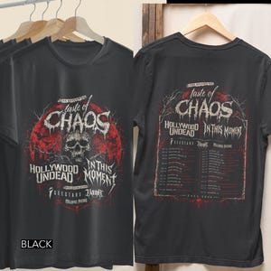 Puede incluir: Una camiseta negra con un estampado gráfico de una calavera sobre una luna roja y el texto The Return of Taste of Chaos, Hollywood Undead, In This Moment, Ice Nine Kills y Vanna. La parte trasera muestra una lista de fechas de gira otoño 2024.