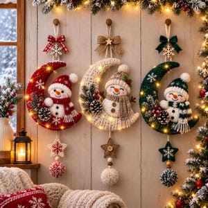 Può includere: Tre decorazioni da parete a forma di mezzaluna con pupazzi di neve all'uncinetto, sciarpe e cappelli. Ogni luna è decorata con pigne, bacche, luci, un fiocco, un fiocco di neve e termina con una stella pendente e un pompon.