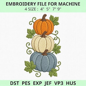 Op de afbeelding: Een borduurbestand voor machines met een stapel van drie pompoenen in oranje, crème en blauw met groene bladeren en ranken. De tekst luidt EMBROIDERY FILE FOR MACHINE, 4 SIZE: 4" 5" 7" 9", en DST PES EXP JEF VP3 HUS.