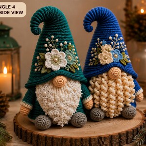 Può includere: Due gnomi all'uncinetto con cappelli a punta color verde acqua e blu, decorati con applicazioni floreali bianche e blu. Gli gnomi hanno barbe color crema lavorate a maglia, piccoli nasi rotondi e piedi grigi su una base circolare in legno.