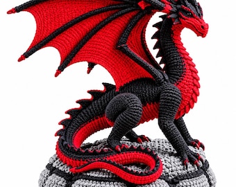Schema PDF per realizzare un drago all'uncinetto, drago amigurumi, drago fantasy alato, schema avanzato per uncinetto, peluche a forma di drago, creatura mitologica