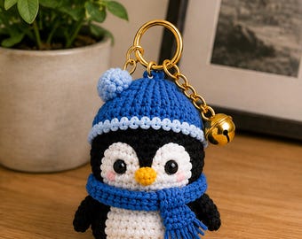 Schema per pinguino all'uncinetto in PDF, schema per portachiavi a forma di pinguino, pinguino amigurumi, mini pinguino all'uncinetto, sciarpa con cappello blu, download immediato
