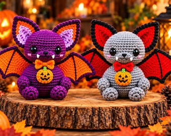 Schema PDF per realizzare all'uncinetto un duo di pipistrelli di Halloween, peluche amigurumi a forma di pipistrello con ciondoli a forma di zucca.