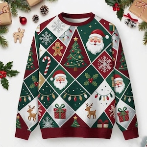 Puede incluir: Un suéter de manga larga y cuello redondo con un estampado de rombos en verde oscuro, rojo intenso y blanco. El diseño incluye motivos navideños repetitivos como caras de Papá Noel, árboles de Navidad, renos, hombres de jengibre y regalos.