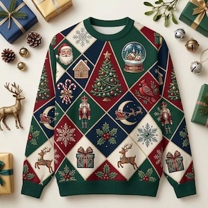Puede incluir: Un suéter de manga larga con cuello redondo y un estampado de rombos en verde oscuro, azul marino y crema. El diseño incluye motivos festivos como Papá Noel, un árbol de Navidad, una bola de nieve, un cascanueces, renos y regalos.