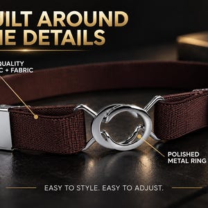Könnte beinhalten: Ein brauner Gürtel aus elastischem Stoff mit einer polierten silberfarbenen Metallringschließe und silberfarbenen Metallschiebern. Das Bild enthält den Text: BUILT AROUND THE DETAILS, HIGH-QUALITY ELASTIC + FABRIC, POLISHED METAL RING, EASY TO STYLE. EASY TO ADJUST.