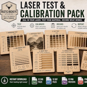 Könnte beinhalten: Ein Set aus zwölf hölzernen Laser-Test- und Kalibrierungskarten mit gravierten Rastern, Diagrammen und Beschriftungen zur Prüfung von Leistung, Geschwindigkeit, Fokus und Schnittbreite. Enthält Tests für Graustufen, Linienbreite und Geometrie.