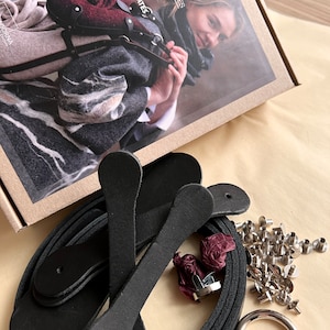 Puede incluir: Un conjunto de suministros para hacer bolsos de cuero que incluye correas de cuero negro, anillos de metal y remaches de metal. La caja incluye una gu&iacute;a paso a paso y plantillas de papel para hacer un bolso de fieltro.