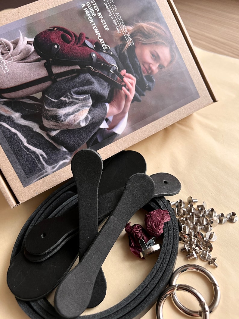 Puede incluir: Un conjunto de suministros para hacer bolsos de cuero que incluye correas de cuero negro, anillos de metal y remaches de metal. La caja incluye una gu&iacute;a paso a paso y plantillas de papel para hacer un bolso de fieltro.