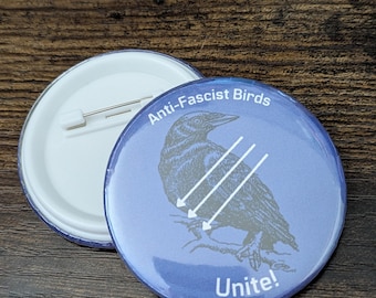 少量生産 2.25インチ ボタンピン「反ファシストの鳥たちよ、団結せよ」