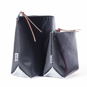 Può includere: Due pochette nere con cerniera, con bordino bianco e tiretti in pelle marrone. La pochette più grande ha la scritta "MURI" stampata sul lato. La pochette più piccola ha la scritta "MURI" stampata sul lato.