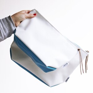 Beauty case realizzato in telone da camion, per uomo e donna, pratico, impermeabile e lavabile, dal semplice design marittimo.