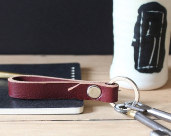 Leather keychain minimalist design, small gift for man & woman