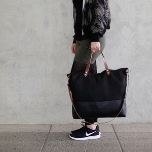 Große Handtasche aus Canvas & Leder in schwarz, stablie kleine Reisetasche in minimalistischen Design