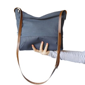 Schlichte Umhängetasche aus Stoff und Leder, kleine blaue Damen Handtasche mit Reißverschluß & Innenfächern