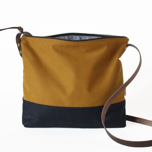 Small fabric shoulder bag with leather strap, practical handbag with zip and inside pockets image 9