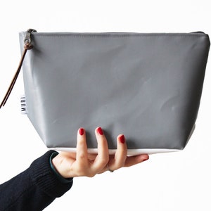 Borsa cosmetica realizzata in telone di camion, semplice e pratica, borsa da toilette per donne e uomini