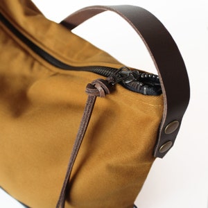 Small fabric shoulder bag with leather strap, practical handbag with zip and inside pockets image 7