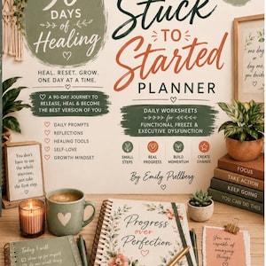 Könnte beinhalten: Ein 90-Tage-Heilungsplaner mit dem Titel The Stuck to Started Planner von Emily Prellberg. Das Cover zeigt Blumenillustrationen und den Text Progress over Perfection. Er enthält tägliche Arbeitsblätter, Anregungen und Reflexionen für persönliches Wachstum, präsentiert mit einer Tasse, einer Kerze und Motivationsschildern auf einem Schreibtisch.