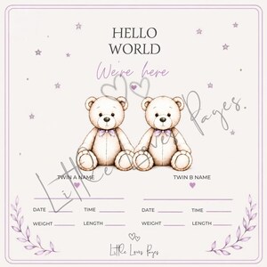 Könnte beinhalten: Eine Geburtsanzeigekarte mit zwei hellbraunen Teddybären mit lila Schleifen, dem Text HELLO WORLD We're here und Leerzeilen für Namen, Datum, Uhrzeit, Gewicht und Länge der Zwillinge, verziert mit lila Sternen, Herzen und Blattzweigen.