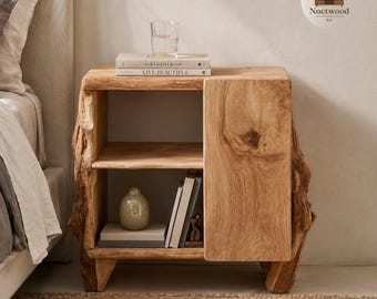 Mesa de cabeceira rústica em madeira maciça com borda natural e prateleiras de armazenamento. Móvel moderno e orgânico para quarto.