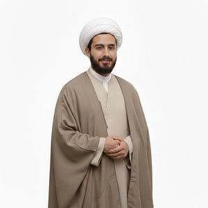Pode incluir: Uma pessoa com barba escura usa um turbante branco e um manto bege sobre uma túnica bege claro. O manto apresenta mangas longas e largas, com um tecido liso de cor sólida. A pessoa está posicionada contra um fundo branco e uniforme.