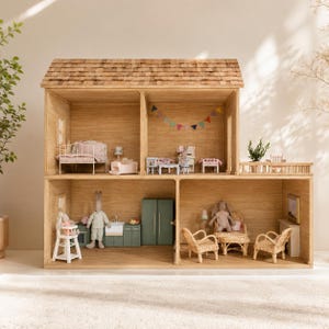 Puede incluir: Una casa de muñecas de madera de dos pisos con techo de tejas, que cuenta con cuatro habitaciones amuebladas con camas en miniatura, una cocina verde, un juego de comedor, sillas de mimbre y varias figuras de conejos de peluche.