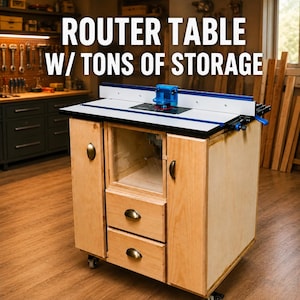 Peut inclure: Une table de défonceuse en bois avec un plateau blanc, un guide bleu et un capot de protection bleu. La base comprend deux portes latérales, deux tiroirs centraux et un compartiment ouvert. Le texte indique : ROUTER TABLE W/ TONS OF STORAGE.