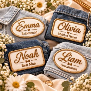 Könnte beinhalten: Vier Jeansjacken mit personalisierten Aufnähern. Zwei ovale Aufnäher zeigen die Namen Emma und Liam mit den Titeln Bridesmaid und Groomsman. Zwei rechteckige Aufnäher zeigen die Namen Olivia und Noah mit den Titeln Maid of Honor und Best Man.