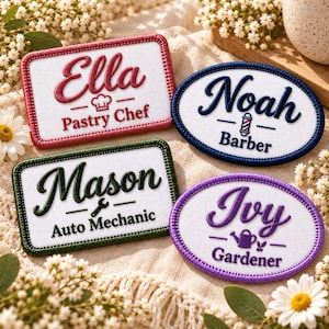 Puede incluir: Cuatro parches bordados con nombres, centro de tela blanca y bordes de colores. Los parches rectangulares muestran los nombres Ella en rojo con un icono de gorro de chef y Mason en verde con una llave inglesa. Los parches ovalados muestran Noah en azul con un poste de barbero e Ivy en morado con una regadera.
