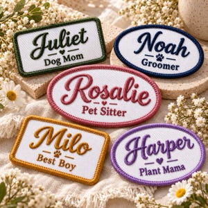 Peut inclure: Cinq écussons brodés avec un centre en tissu blanc et des bordures colorées. Les écussons portent des noms et titres : Juliet Dog Mom, Noah Groomer, Rosalie Pet Sitter, Milo Best Boy et Harper Plant Mama, ornés de petits cœurs ou pattes.