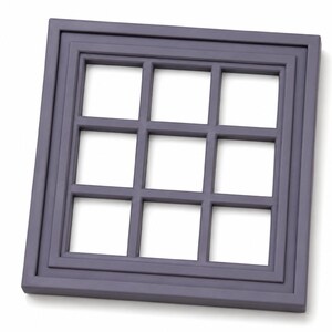 Könnte beinhalten: Ein quadratischer, dunkelgrauer Miniatur-Fensterrahmen mit einem Gitterdesign aus neun Scheiben. Der Rahmen hat einen abgestuften, geschichteten Rand und eine glatte, matte Oberfläche. Ein kreisförmiges Logo oben links enthält den Text The House of Windows.