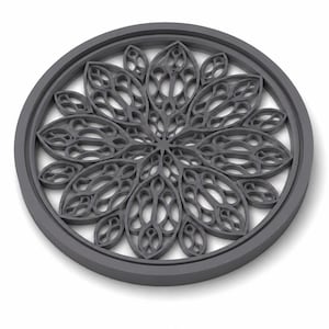 Peut inclure: Une décoration murale circulaire gris foncé présentant un motif en treillis symétrique et complexe de formes répétitives en pétales rayonnant depuis le centre, enfermé dans un cadre extérieur circulaire solide, lisse et mat.