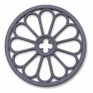 Peut inclure: Un cadre de fenêtre circulaire gris ardoise présentant un motif central en quatrefeuille entouré de douze ouvertures symétriques en forme de pétale. Le cadre a une finition mate lisse et inclut un logo circulaire avec du texte en haut à gauche.