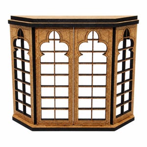 Può includere: Una struttura a finestra a bovindo realizzata in legno marrone chiaro con finiture marrone scuro. L'unità presenta quattro pannelli verticali con cime arcuate e una griglia di aperture rettangolari. Il design include una base piatta superiore e inferiore.