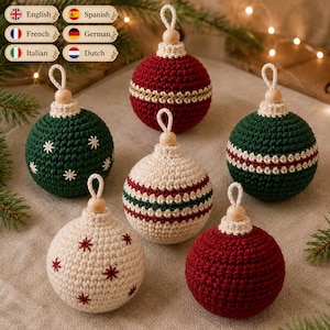 Puede incluir: Un conjunto de seis adornos esféricos de ganchillo con varios diseños. El set incluye esferas lisas rojas y verdes, una esfera crema con patrones de estrellas rojas, una esfera verde con patrones de estrellas blancas y dos esferas a rayas.