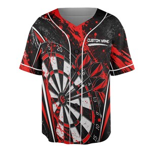 Op de afbeelding: Een baseballshirt met korte mouwen en knoopsluiting, voorzien van een zwart-rode dartbordafbeelding met drie darts in het midden. Het ontwerp bevat witte biezen, een grijze kraag en de tekst CUSTOM NAME op de rechterkant van de borst.