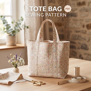 Può includere: Una borsa tote con una stampa floreale in scala ridotta nei toni del rosa, blu e verde su sfondo crema. Il testo TOTE BAG PDF SEWING PATTERN è visibile in alto. La borsa presenta due manici verticali e una base rettangolare.